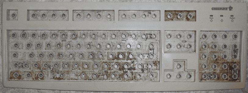 Verschmutzte Tastatur ohne Tastenkappen
