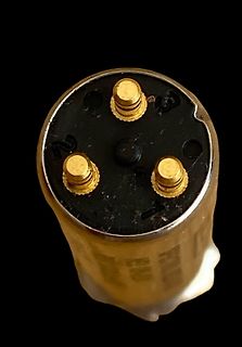 Drei goldene Pins eines Bauteils