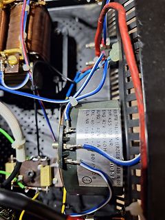 Innenansicht eines Netzteils mit Transformator und Verkabelung