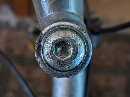 Inbusschraube an einem Metallteil