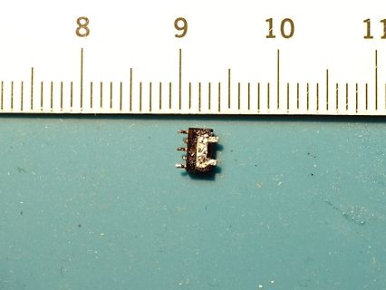 Kleines elektronisches Bauteil neben Lineal