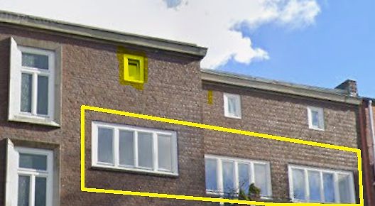 Hausfassade mit Fenstern