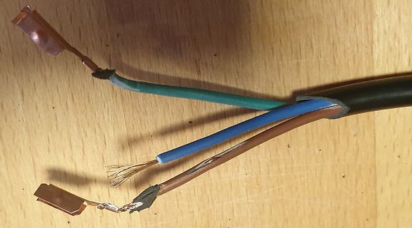 Abisoliertes Kabel mit Kupferkontakten