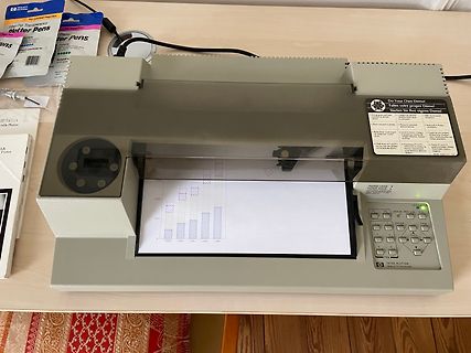 HP 2475A Plotter auf einem Tisch