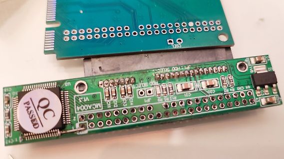Zwei Leiterplatten mit elektronischen Bauteilen