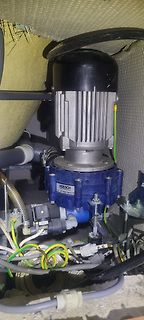 Elektromotor mit Pumpengehäuse und Verkabelung