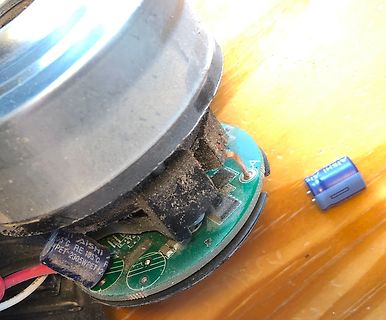 Geöffnete Elektronik mit Leiterplatte und Elektrolytkondensator