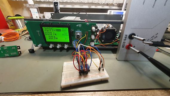 Labornetzteil und Breadboard-Aufbau