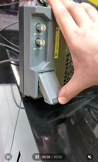 Hand hält Funktionsgenerator mit AFG und AUX Ausgängen