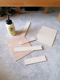 Holzleisten und Kleber auf Werkstattboden