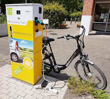 E-Bike an einer Stromtankstelle ladend