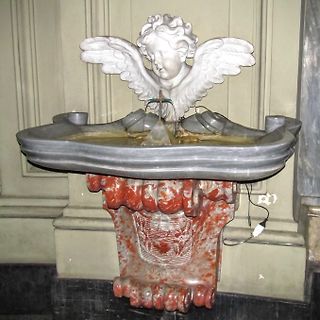 Skulptur eines Engels mit Wasserbecken