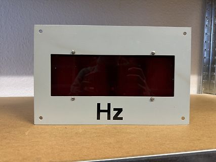 Gehäuse mit Display und Hz-Beschriftung
