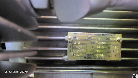 Typenschild eines einphasigen Asynchronmotors