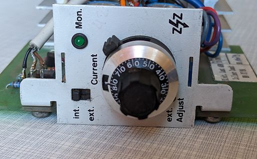 Regler eines Netzteils mit Strom- und Spannungsregelung