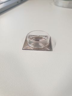 Transparente Kunststoffkomponente auf Untergrund