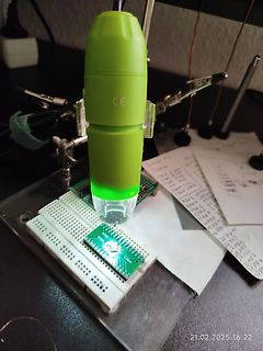 Mikroskop unter einer LED-Leuchte auf einem Breadboard