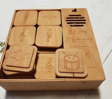 Holzkiste mit gravierten Musiksymbolen