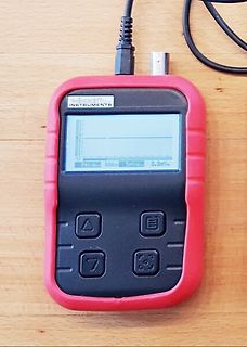 Handheld Oszilloskop auf Holztisch