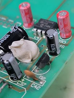 Leiterplatte mit Elektrolytkondensatoren und Bauteilen