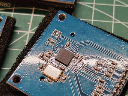 Nahaufnahme einer blauen Leiterplatte mit SMD-Bauteilen