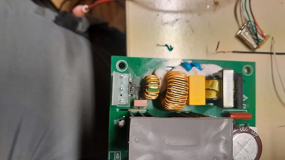 Leiterplatte eines Netzteils mit Spulen und Kondensatoren