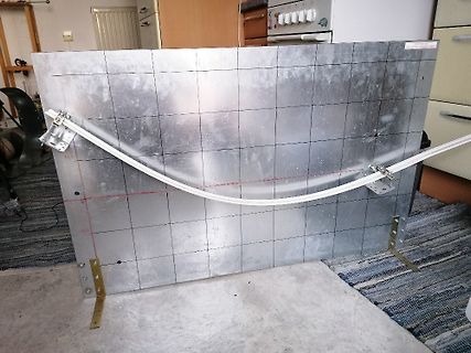 Metallplatte mit Gitterlinien und Kabeln