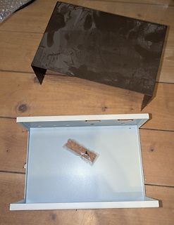 Zwei Metallgehäuse auf einem Holztisch