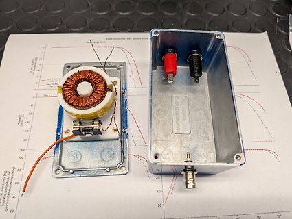 Drossel und Metallgehäuse auf Diagramm