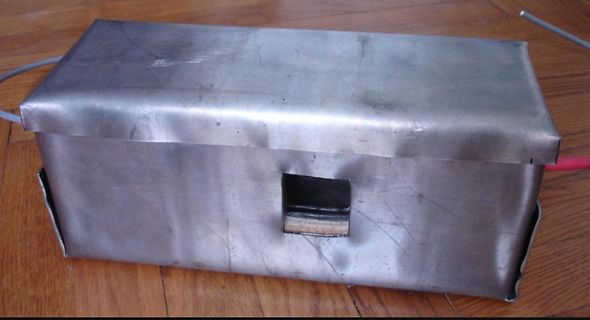 Metallgehäuse auf Holztisch