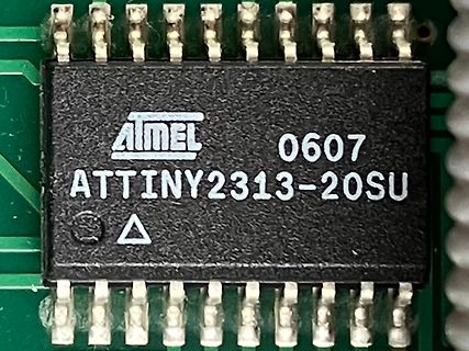 Atmel ATtiny2313-20SU Mikrocontroller auf Leiterplatte