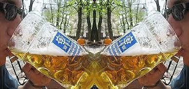 Zwei Personen stoßen mit Biergläsern an