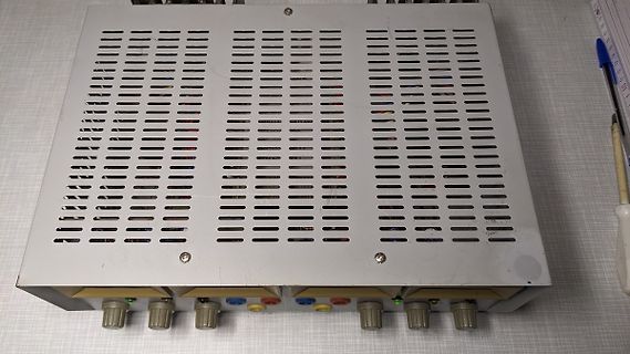 Gehäuse eines elektronischen Geräts mit Lüftungsschlitzen und Anschlüssen