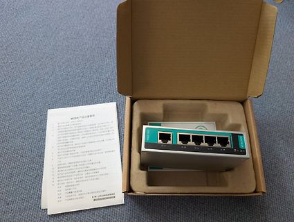 Moxa Netzwerkgerät in Verpackung mit Anleitung