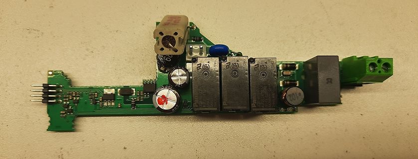 Elektronische Leiterplatte mit Kondensatoren und Relais