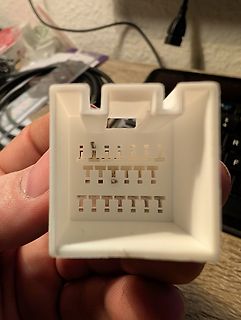 Weißer Kunststoffstecker mit Pin-Anordnung