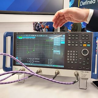 Rohrnetzwerkanalysator mit Messkurve auf Display