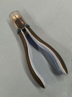 Seitenschneider auf blauem Untergrund