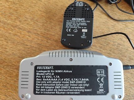 Zwei Voltcraft Akku-Ladegeräte auf Holzuntergrund