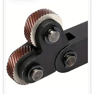 Nahaufnahme von zwei Zahnrädern an einer Metallkonstruktion