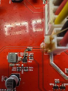 Nahaufnahme einer roten Leiterplatte mit elektronischen Bauteilen