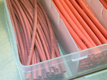 Rote Kabel oder Schläuche in Kunststoffbox