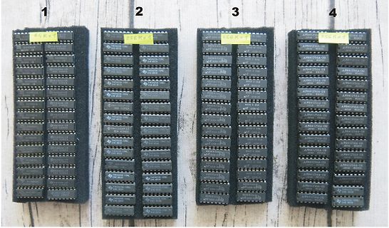 Mehrere Reihen von Speicherchips auf dunklem Untergrund