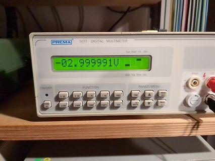 Digitalmultimeter PREMA 5017 mit Messwert auf Display