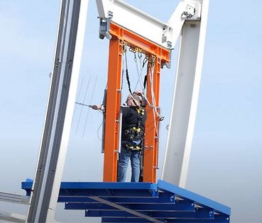 Person bei Arbeiten an einer Hebevorrichtung