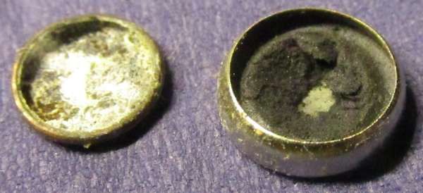 Zwei kleine metallische Schalen oder Bauteile