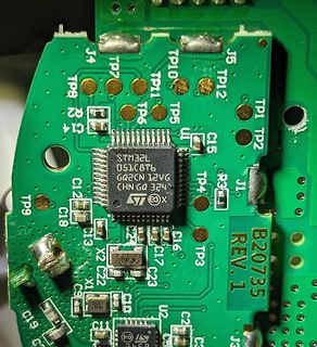 Nahaufnahme einer bestückten Leiterplatte mit STM32L Mikrocontroller