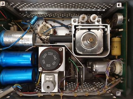 Innenansicht eines alten elektronischen Geräts mit Bauteilen