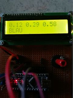LCD-Display auf Lochrasterplatine mit Mikrocontroller