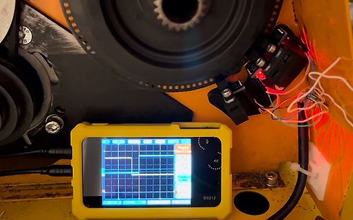Handheld-Oszilloskop an einer Maschine mit Verkabelung